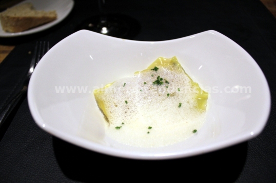 Dumpling de gambas y setas shitake, su sopa espumosa y espárragos verdes - iván abril - bacus