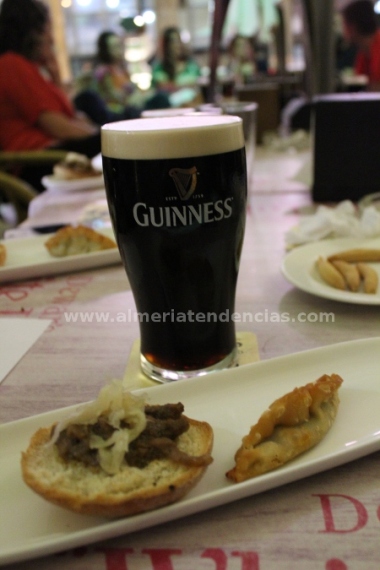 Guinness con ternera con col caramelizada, y empanadillas de chile con carne